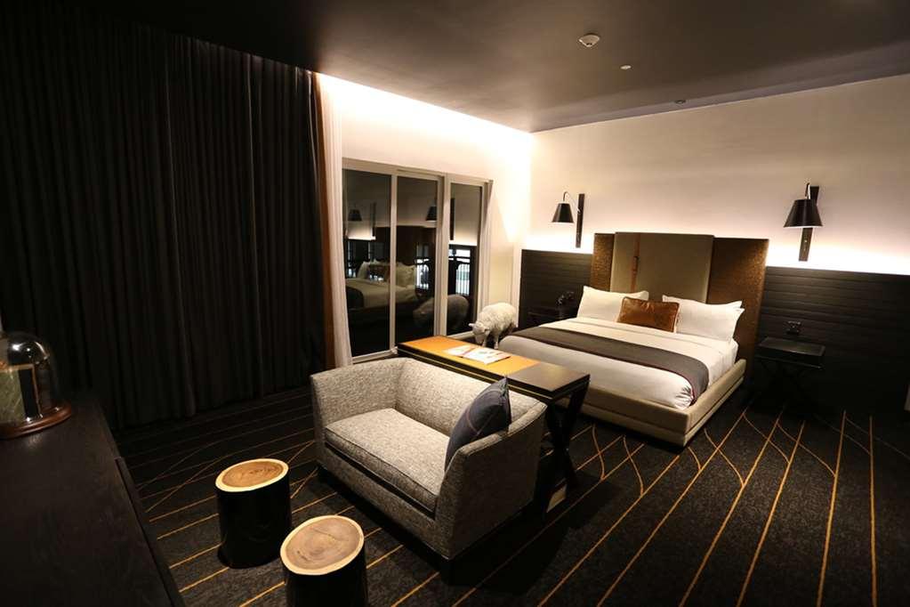 The George, By Valencia Hotel Collection College Station Room photo